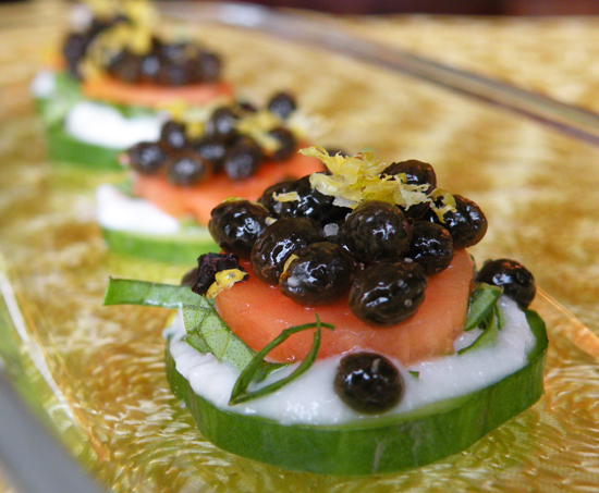 икра на огурце